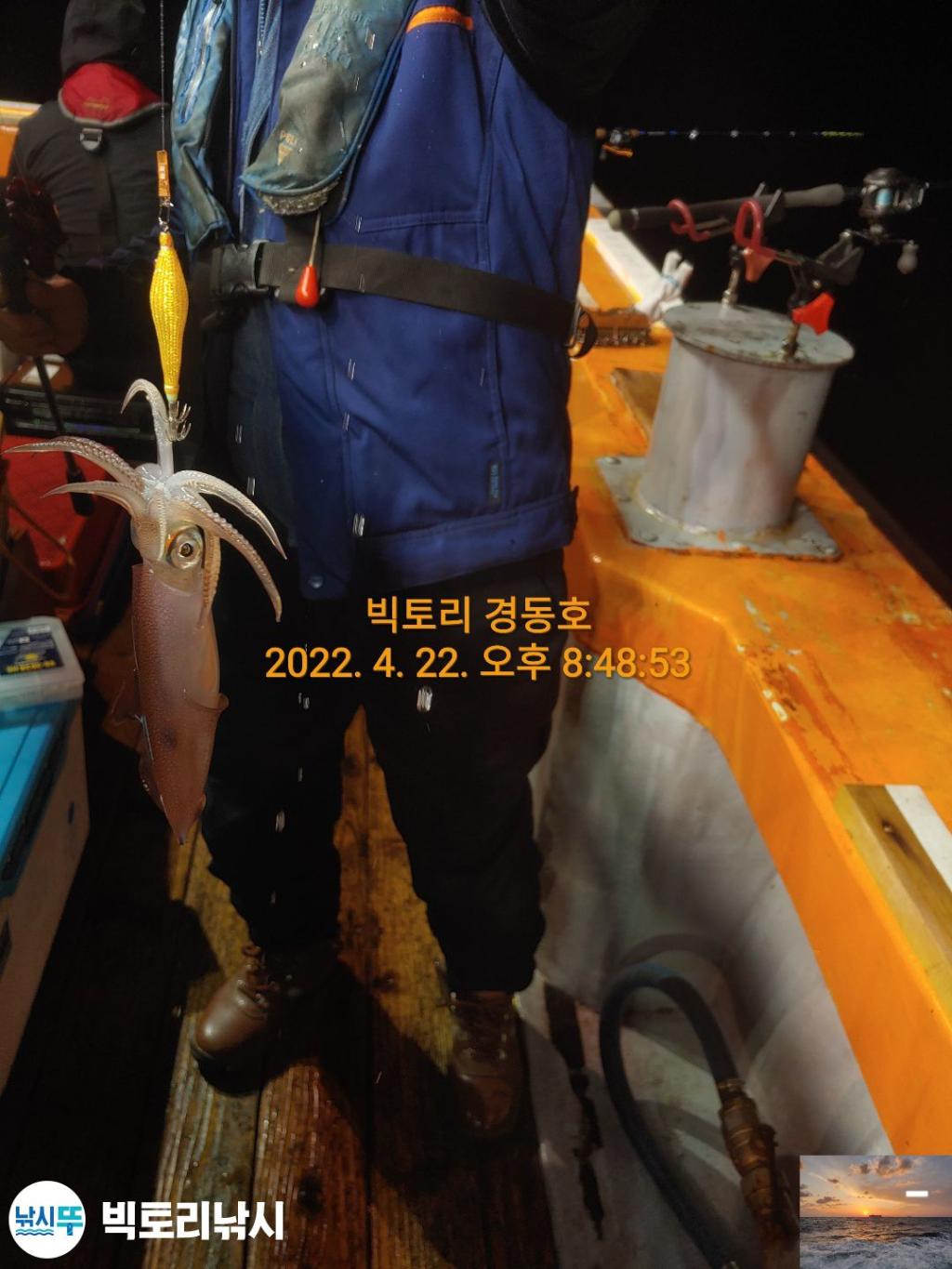 F1660617TN.jpg