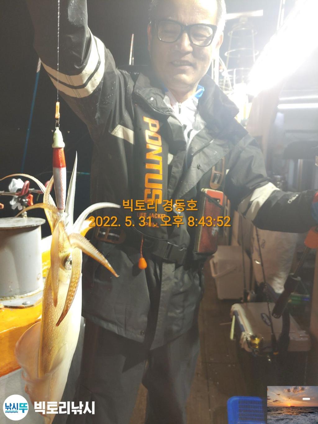 F1697631RH.jpg