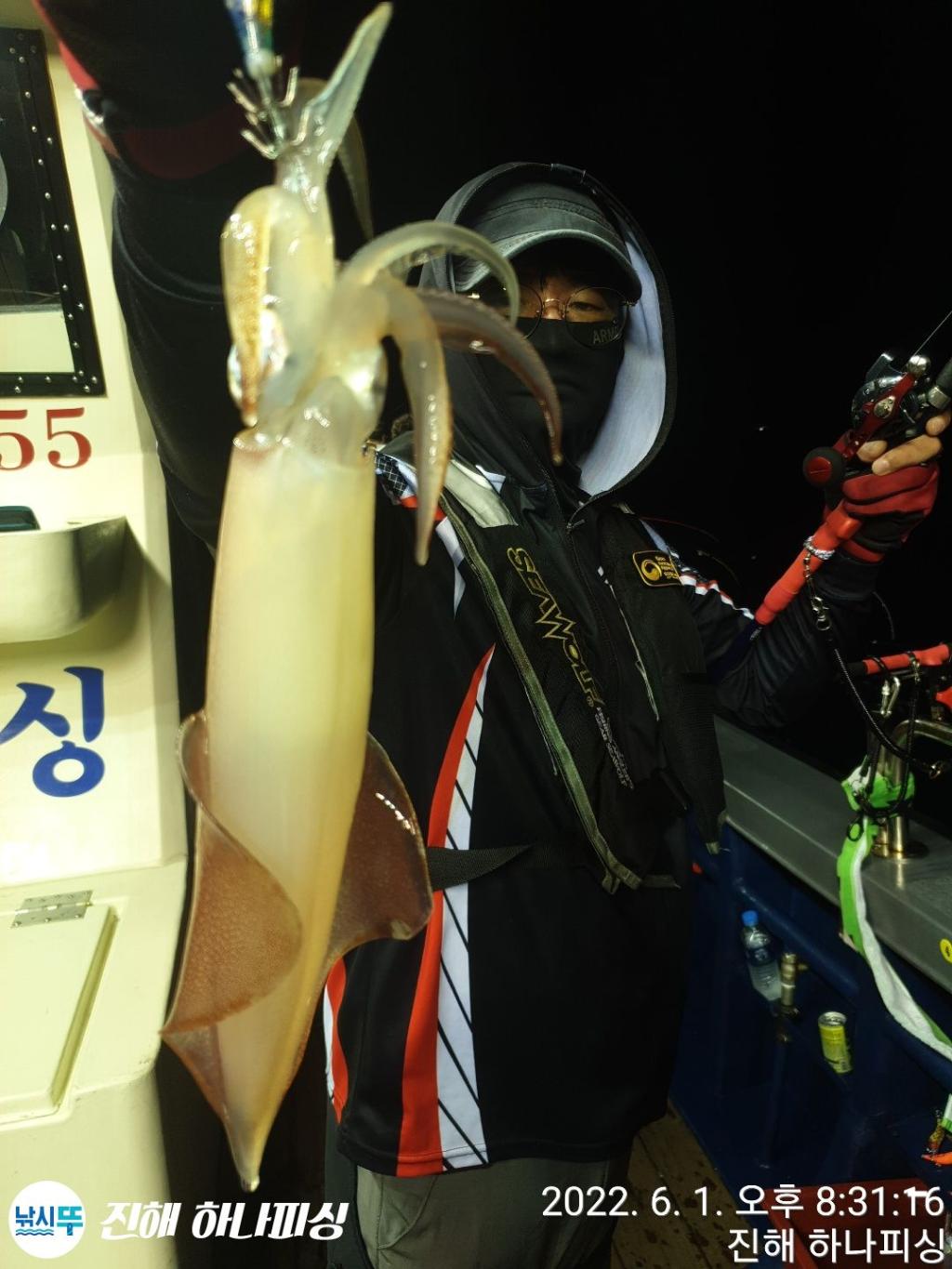 F1698357GY.jpg