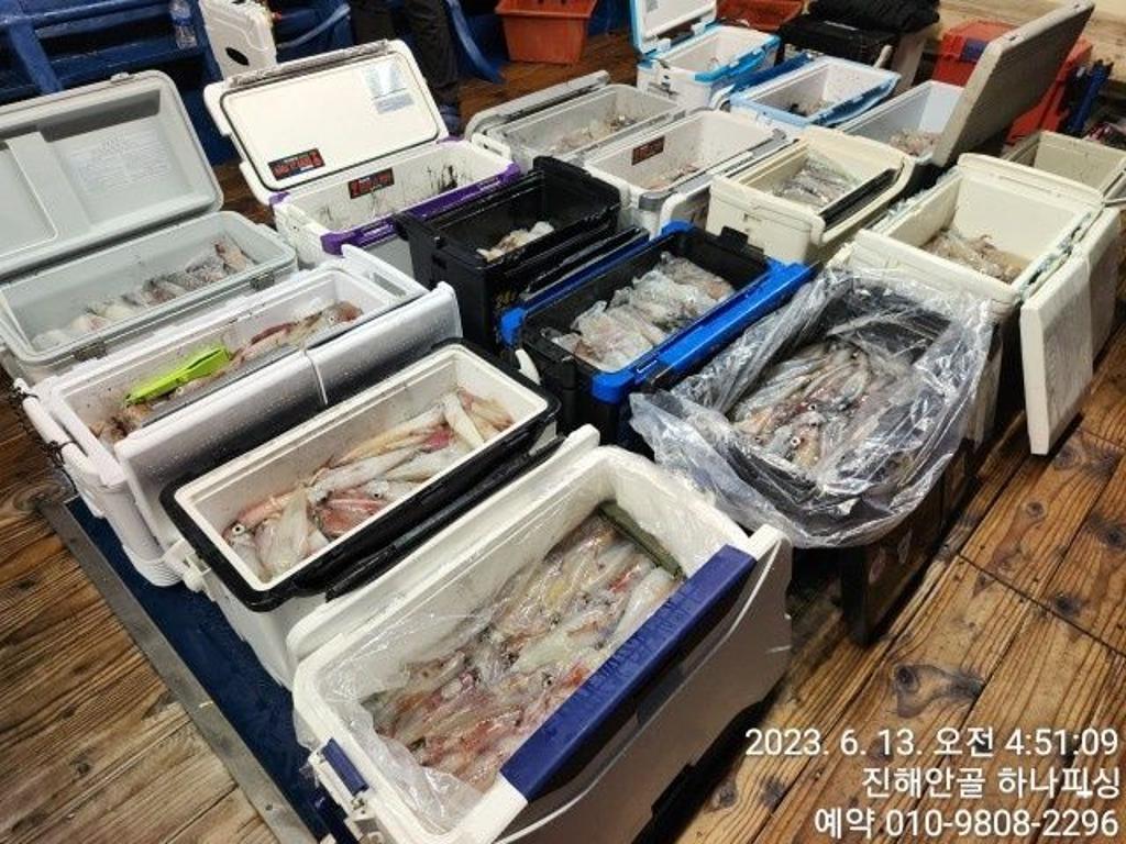 F2082975I7.jpg