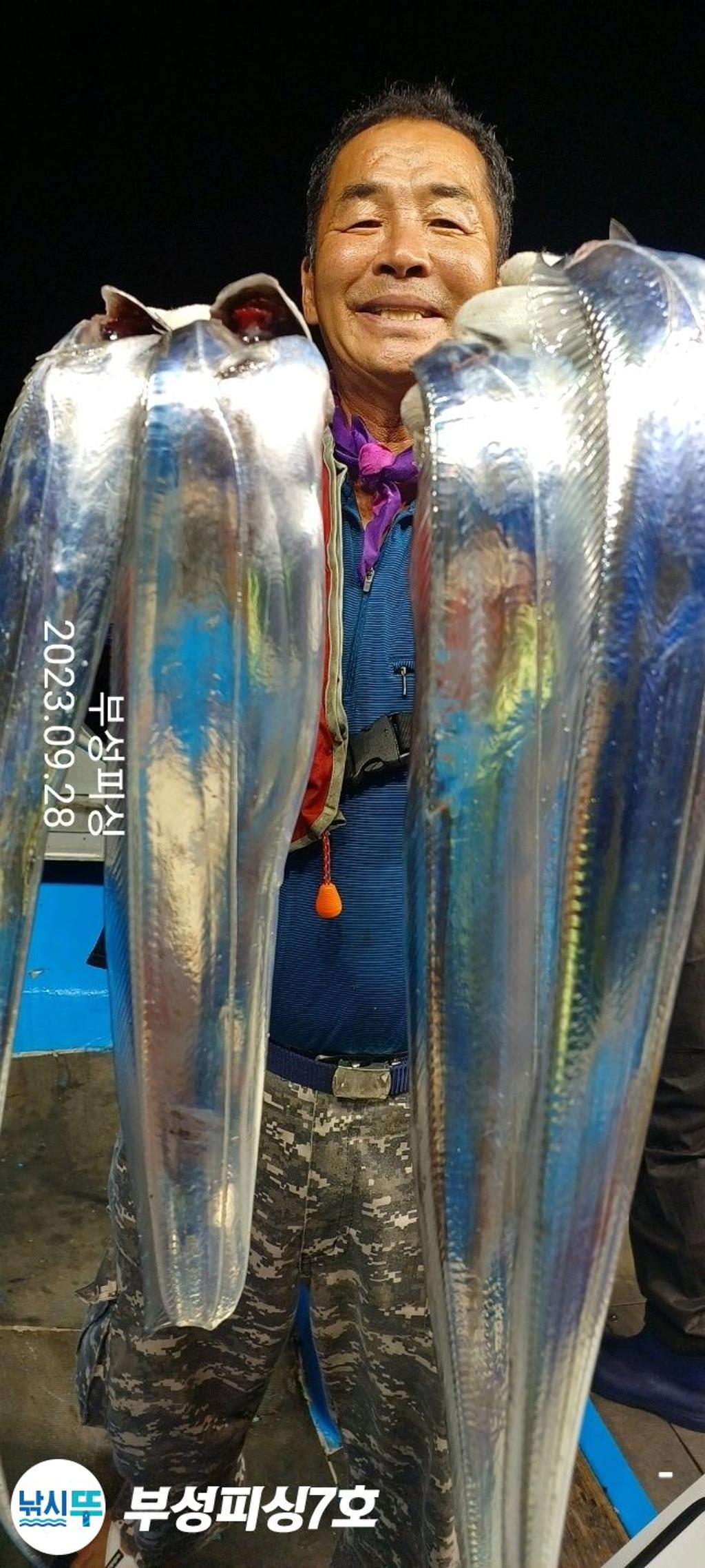 F2202013XW.jpg