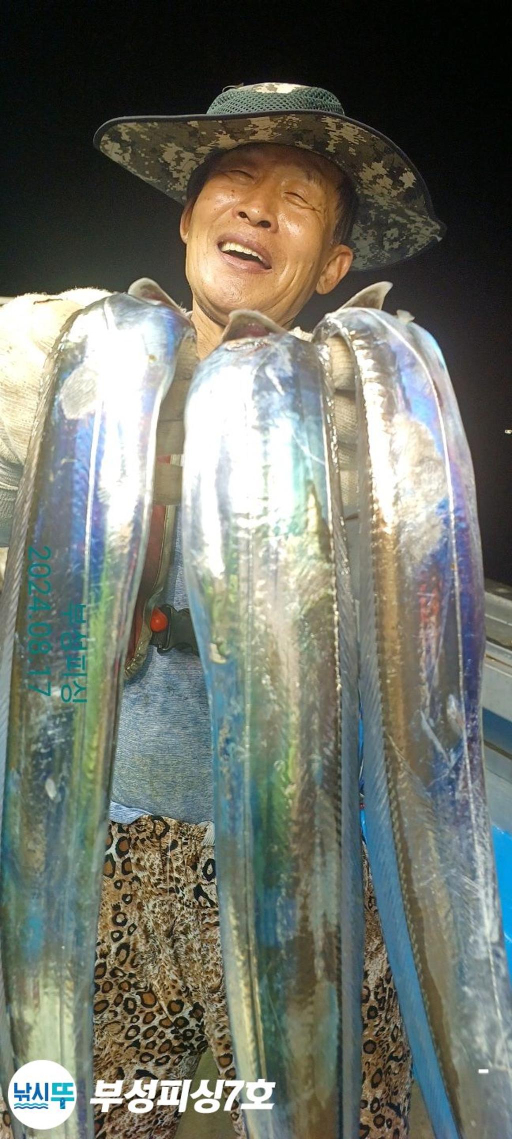 F2476313LV.jpg
