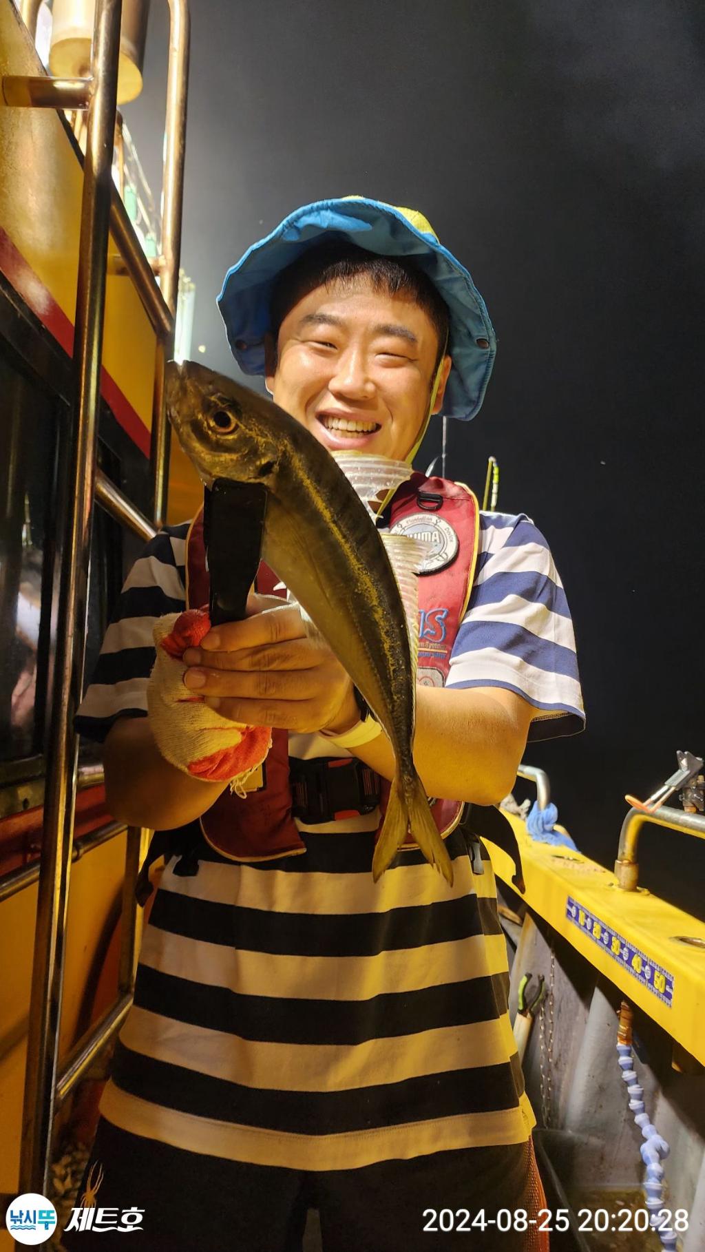 F2484142IU.jpg