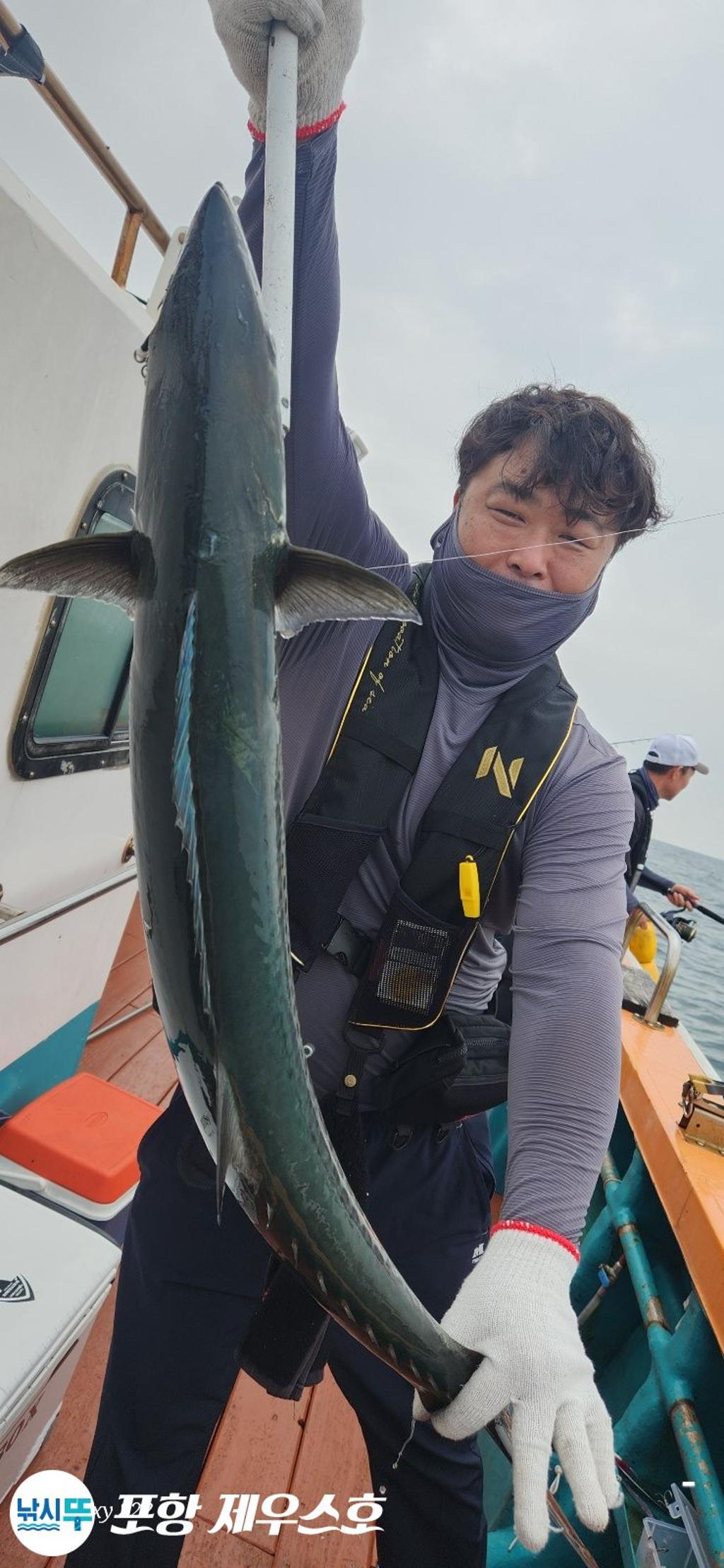 F2496247WU.jpg