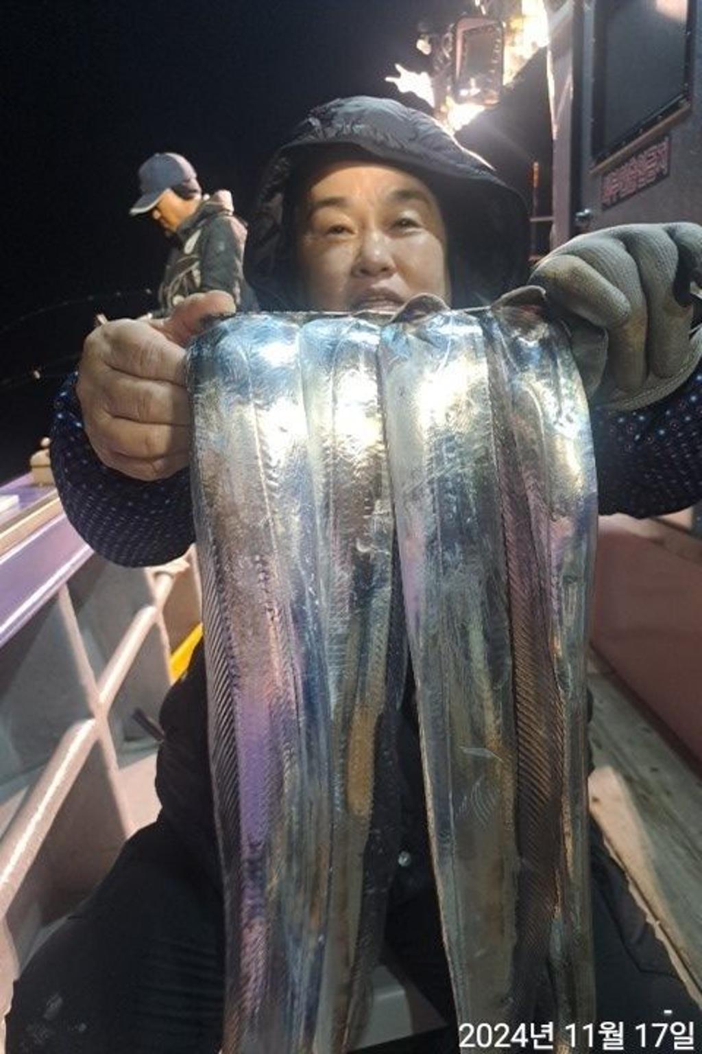 F2573916YI.jpg