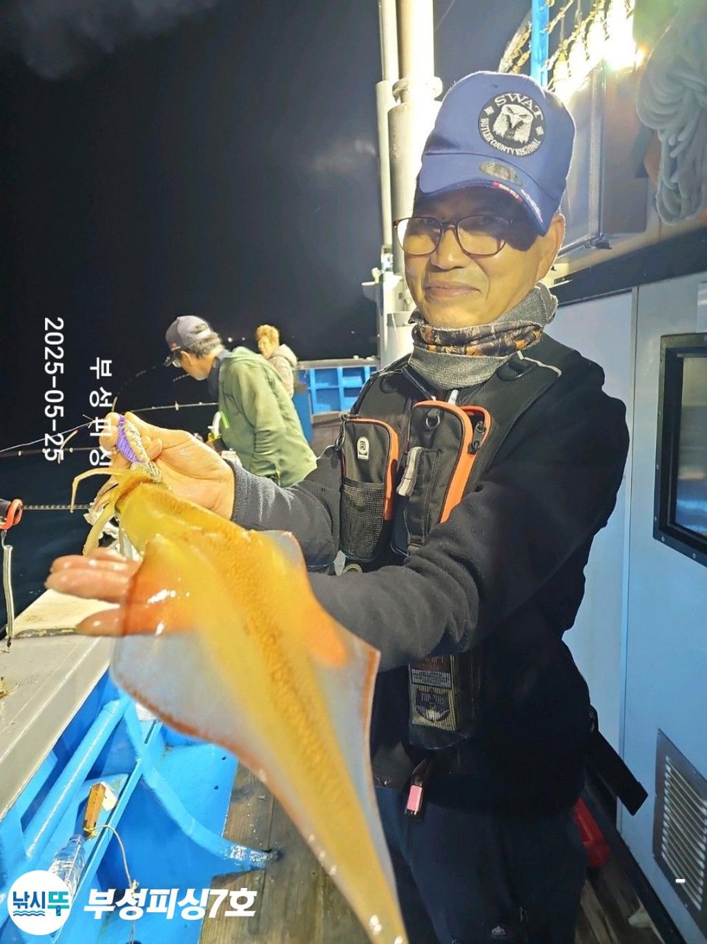 F2682713YW.jpg