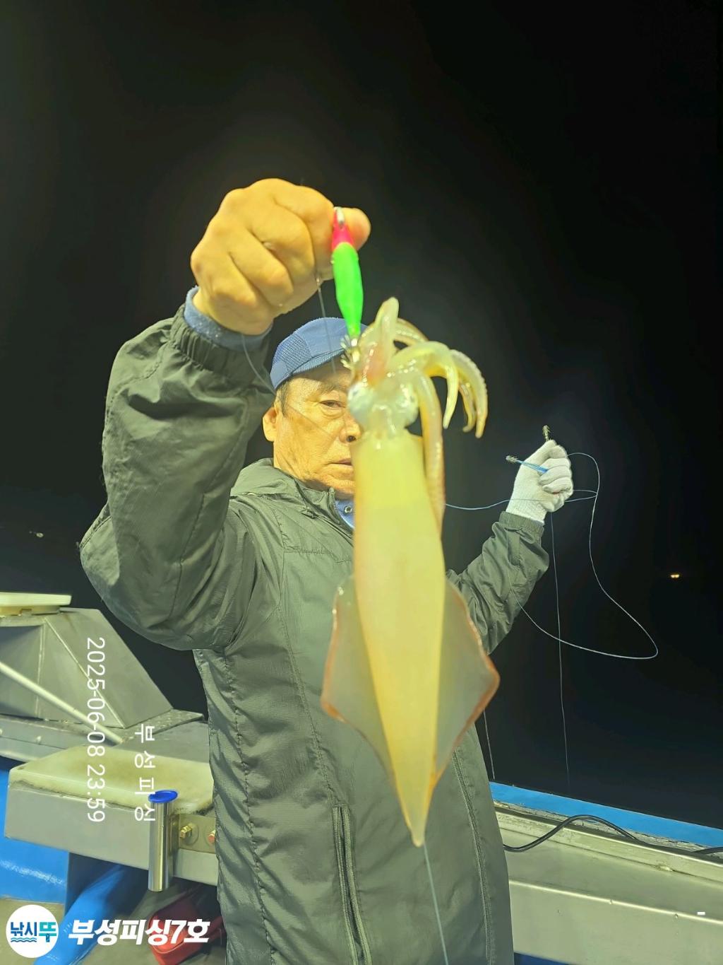 F2695818W7.jpg
