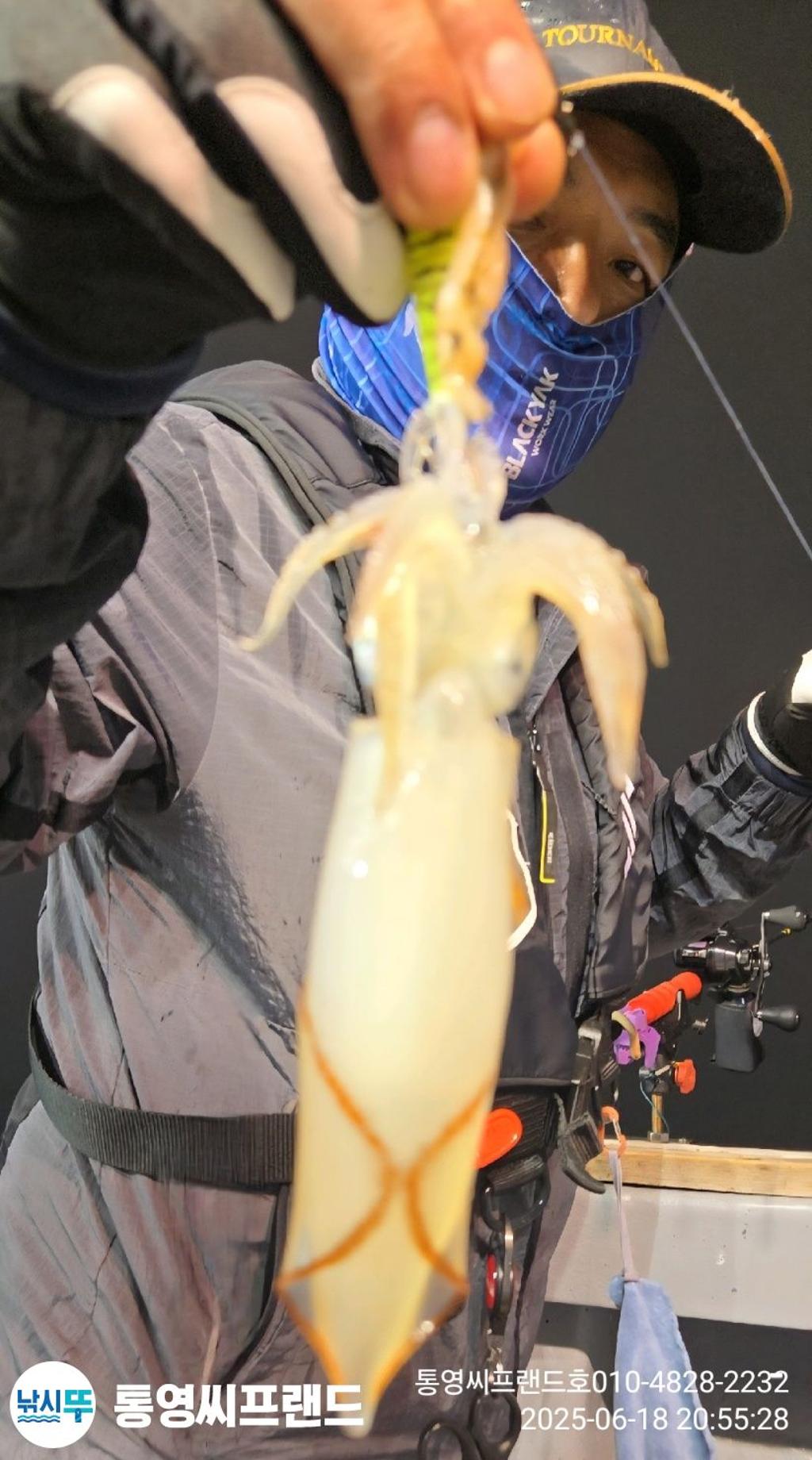 F2703142RQ.jpg
