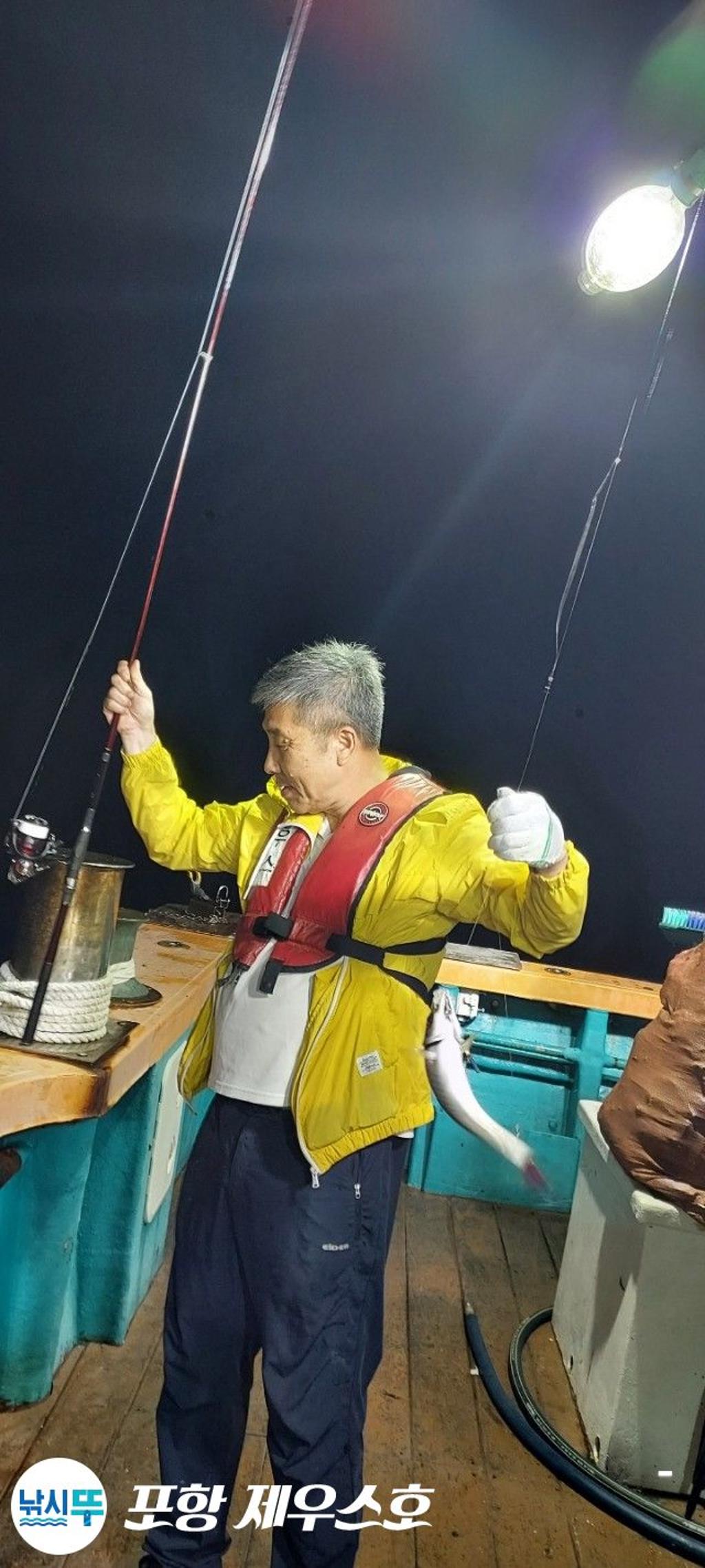 F2705860LH.jpg