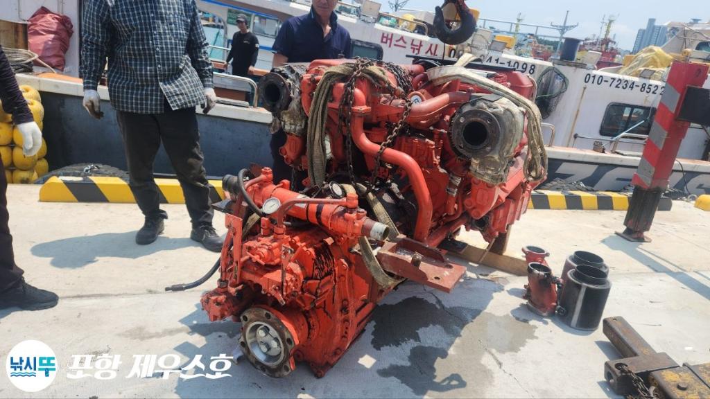 F2705869MH.jpg