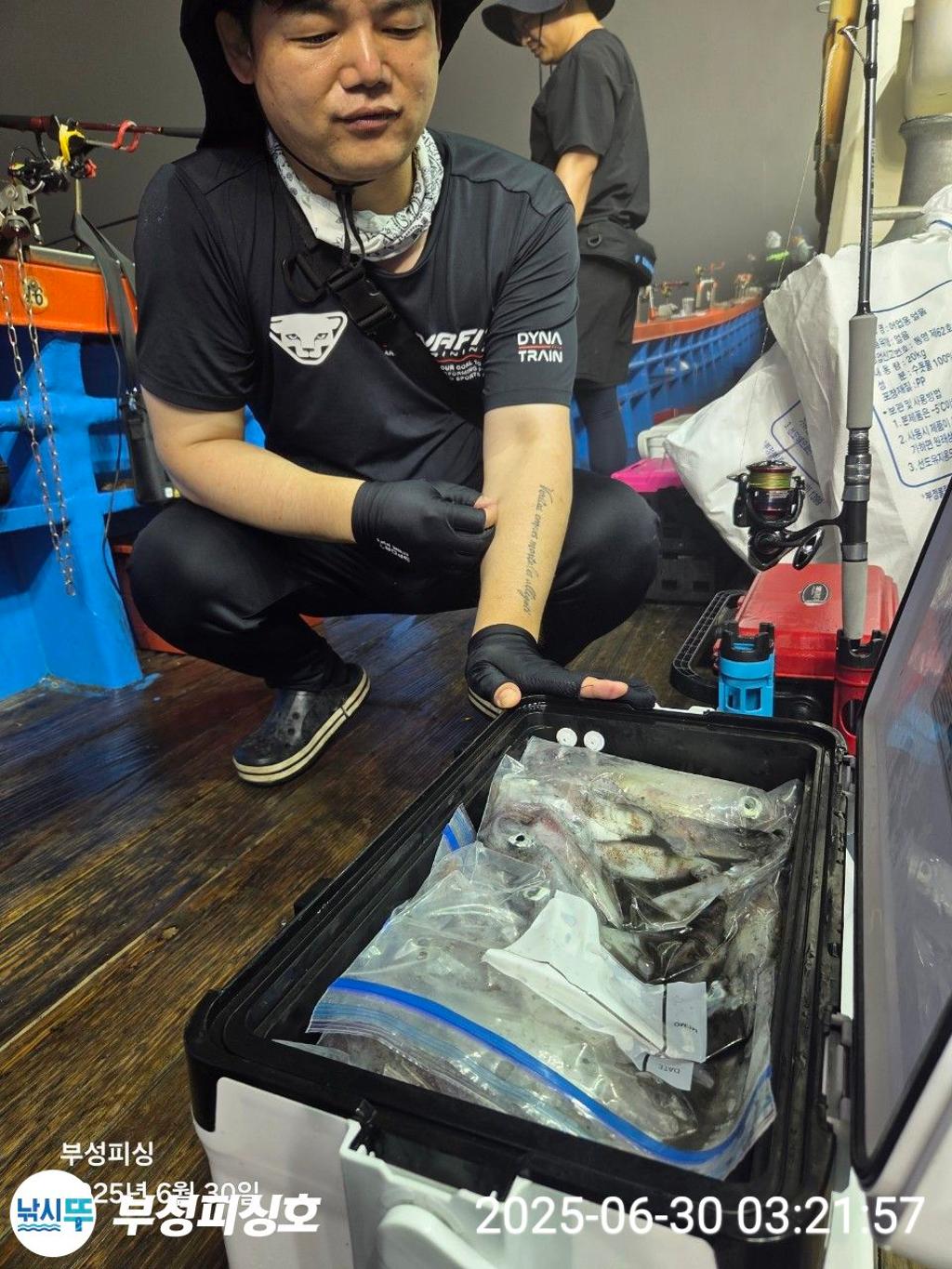 F2714038KJ.jpg
