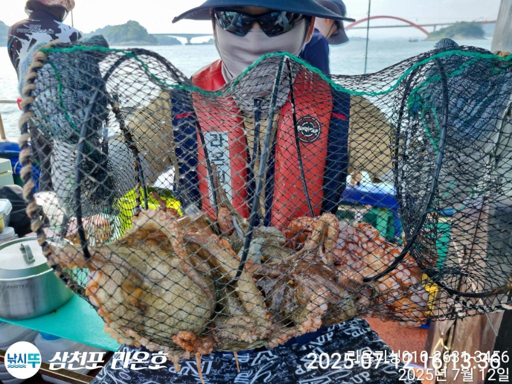 F2725669M0.jpg