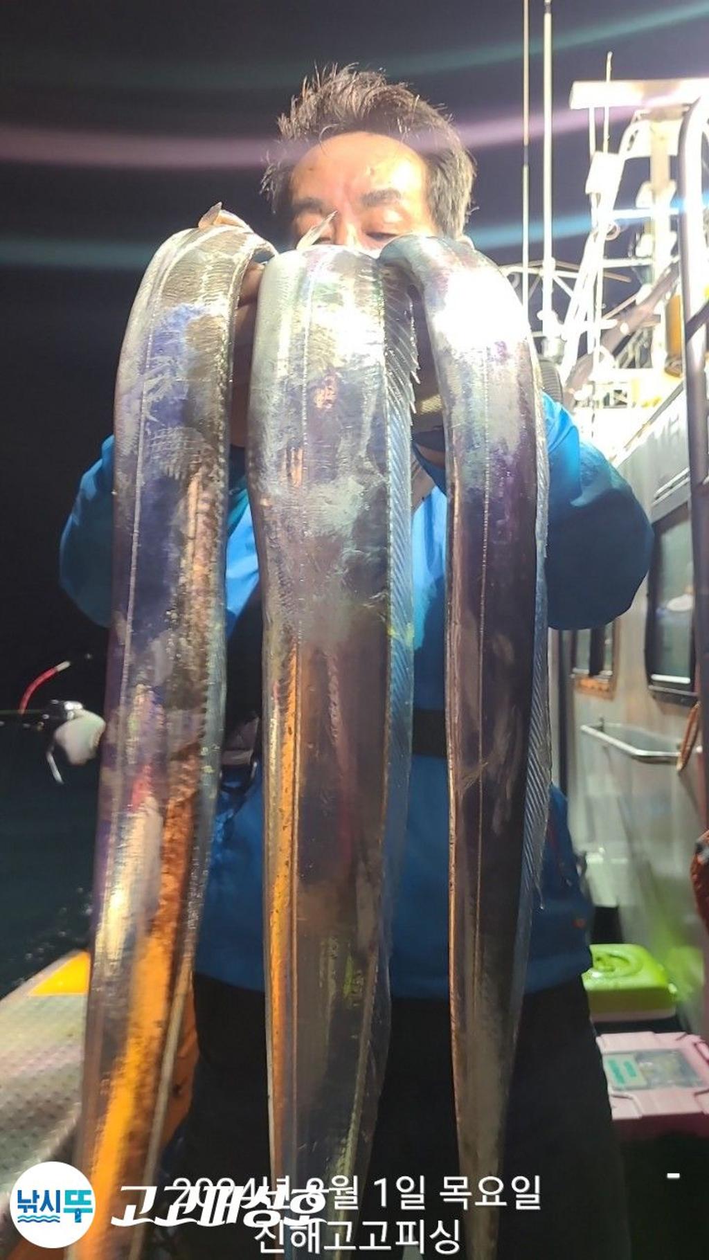 F2735437XN.jpg