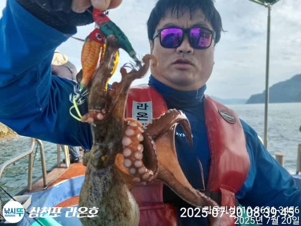 F2736137VN.jpg