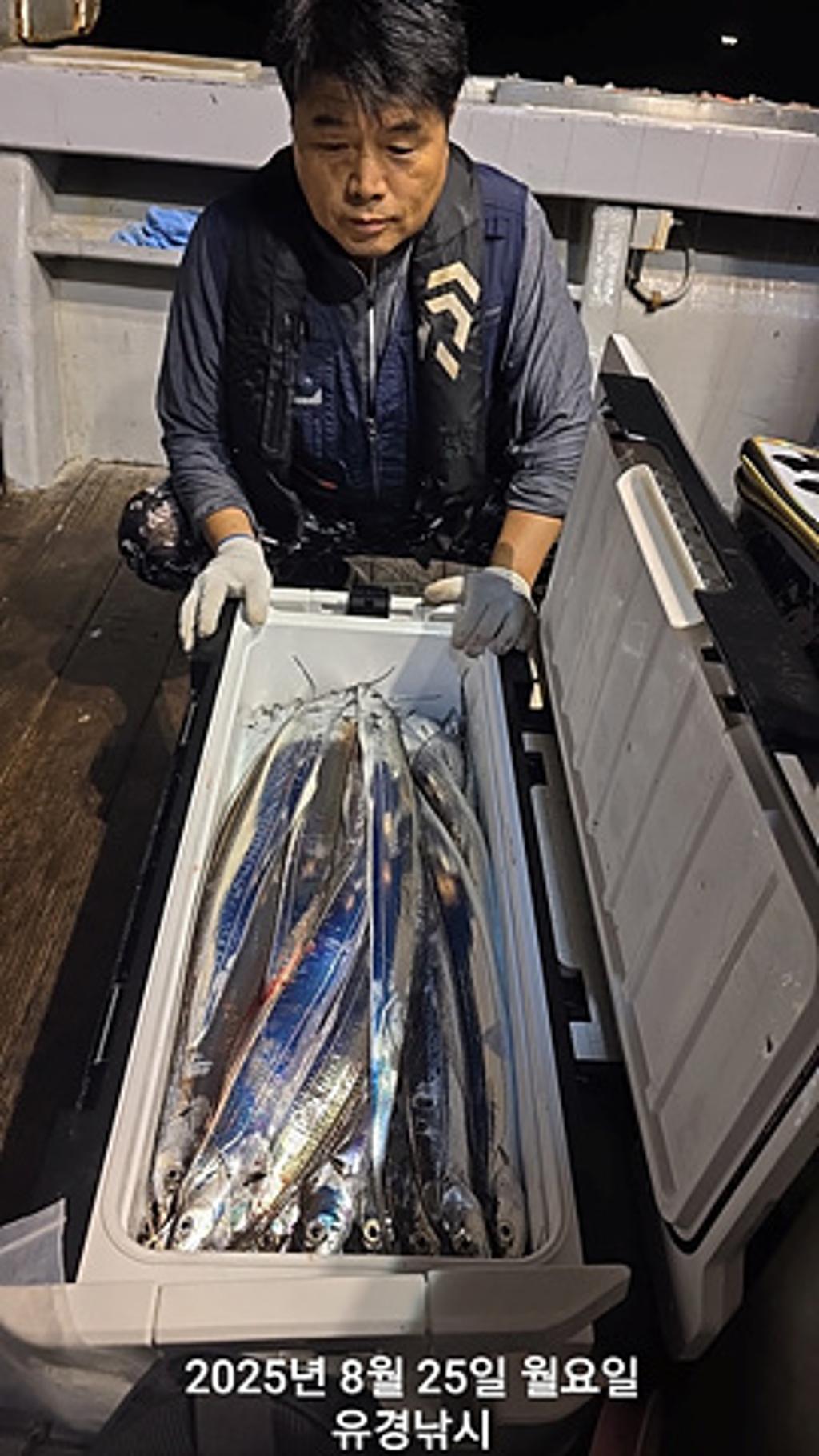 F2760488RN.jpg