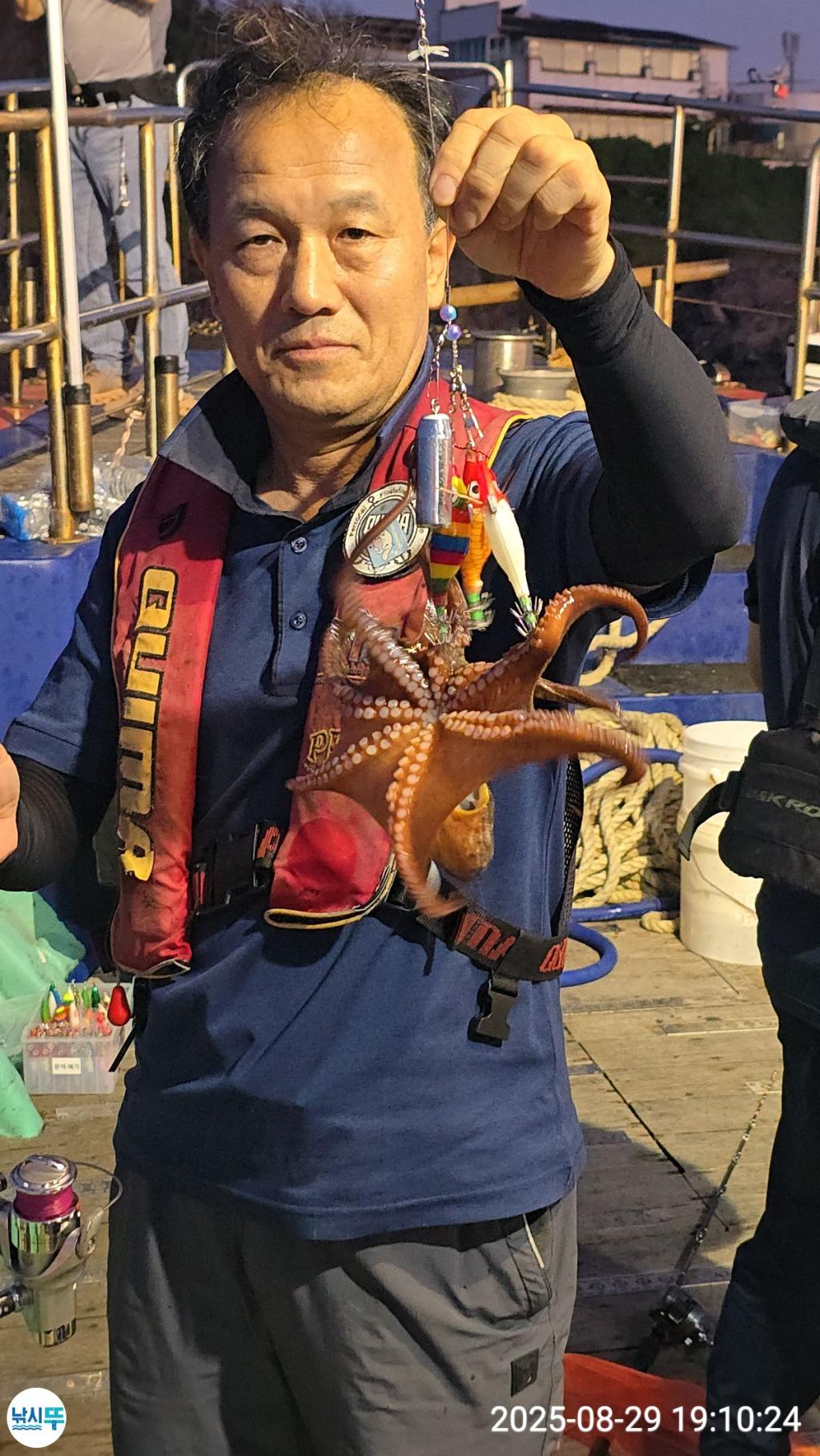 F2765644RV.jpg