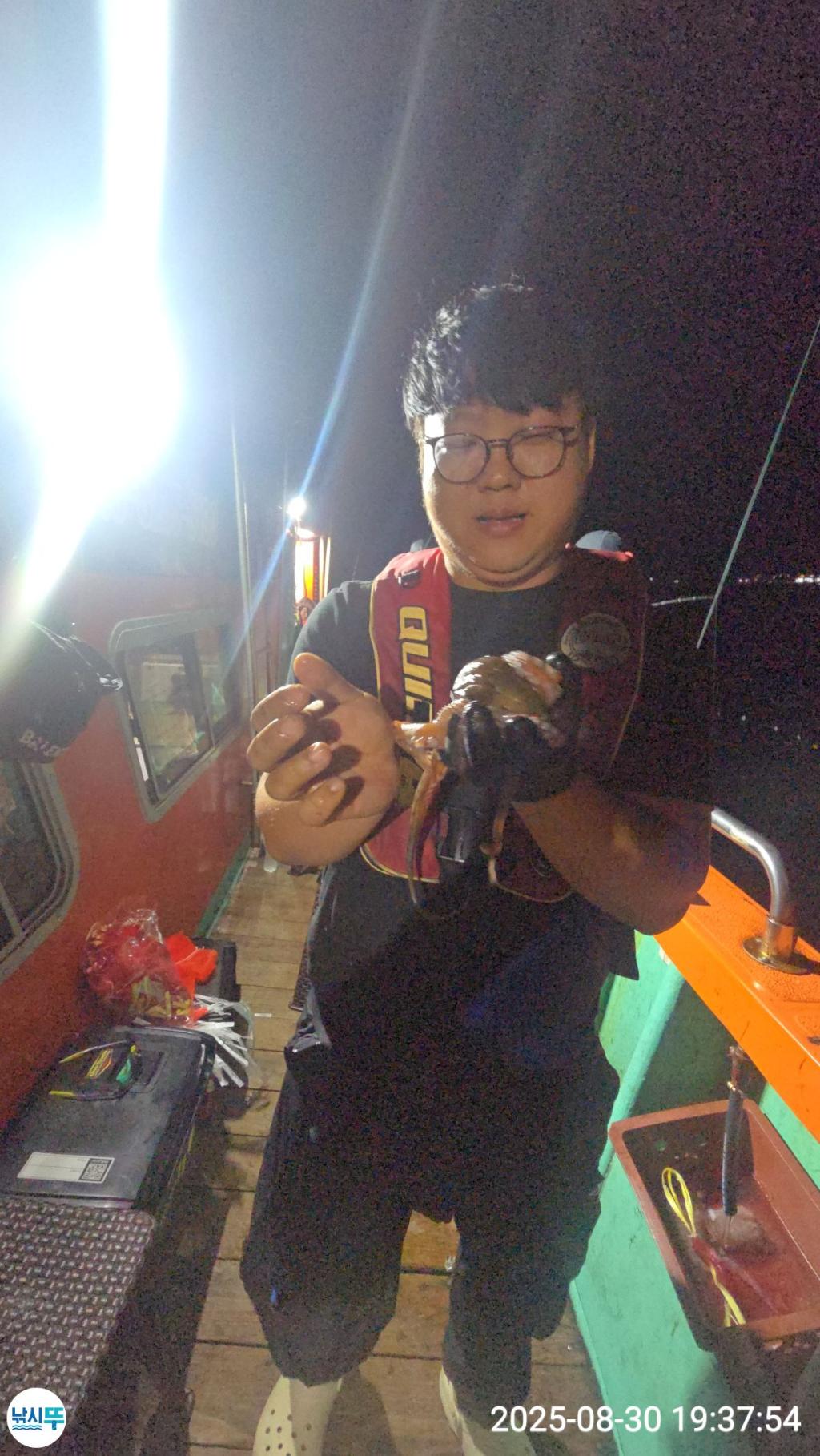 F27667614M.jpg