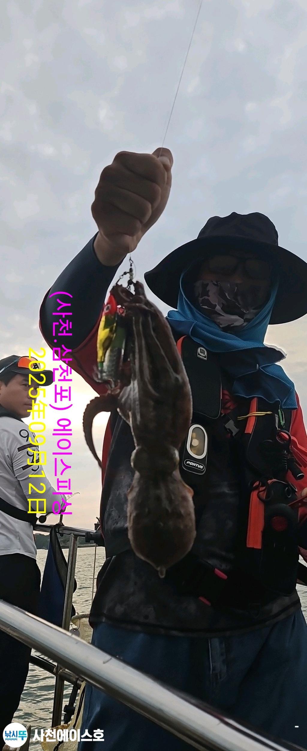 F2775661W3.jpg