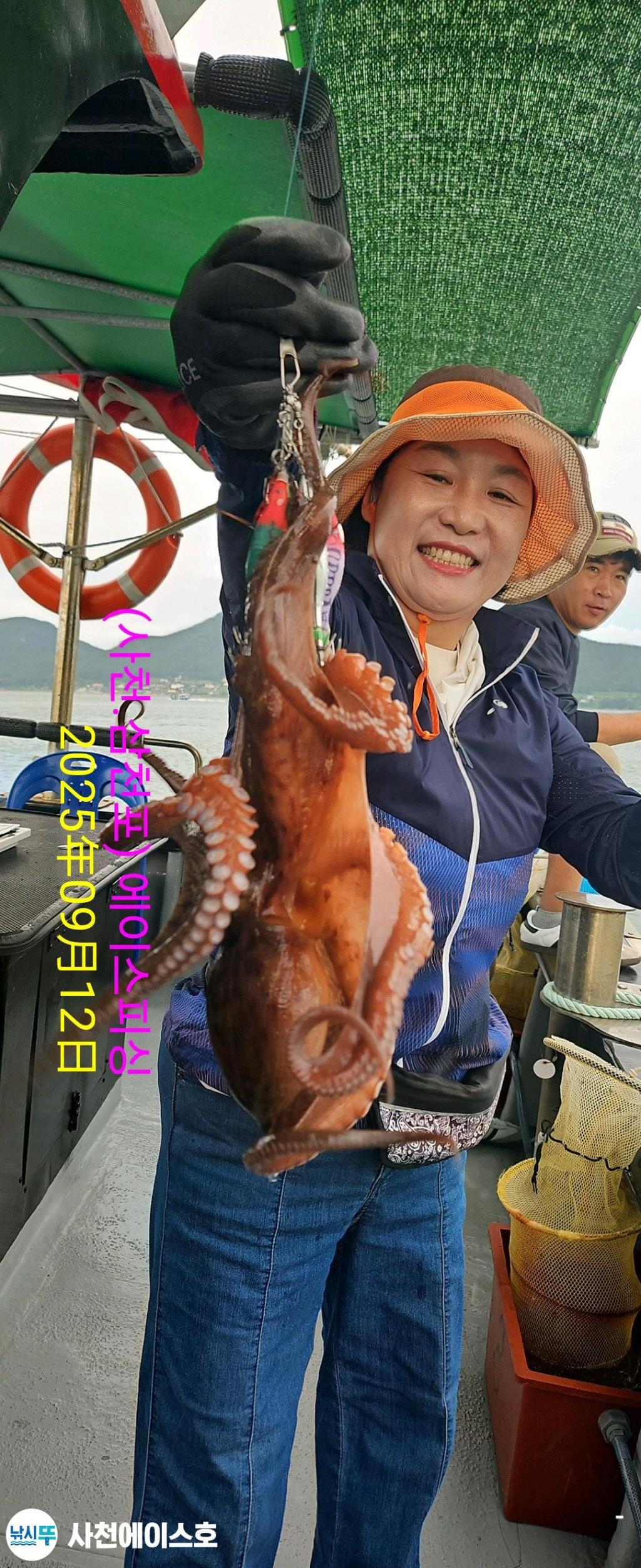 F2776141LU.jpg
