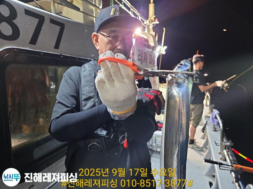 F2779578SJ.jpg